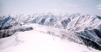 黒菱山への稜線　左端は初雪山