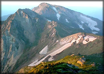 朝を迎える杓子岳と白馬鑓ヶ岳