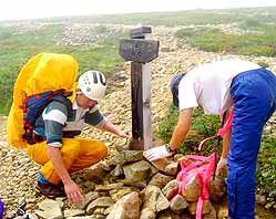 登山道整備する山岳救助隊員の画像